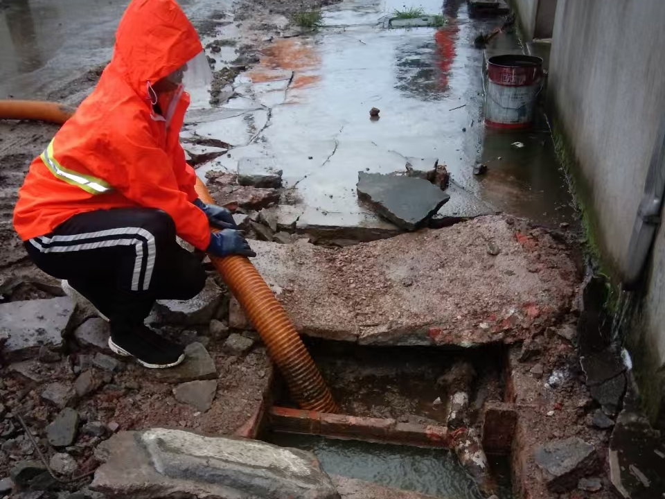 鼓楼专业清理污水池 炜誉市政以规范流程守护城市 “肠道”